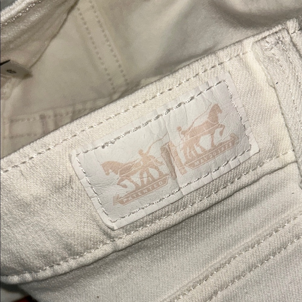 2x15 Levi's White Capri Pants with Frayed Hem - Picture 6 of 7